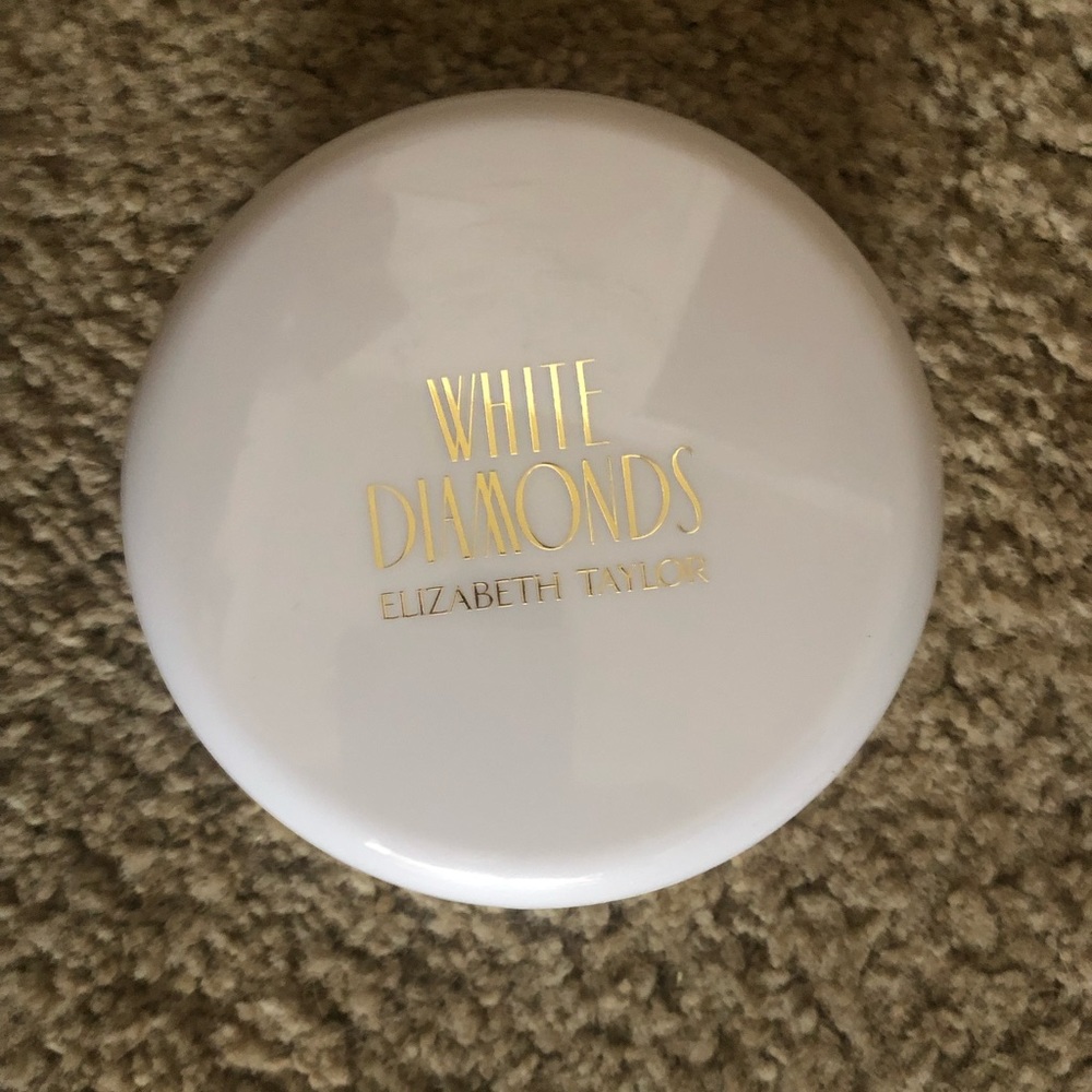 White diamonds/Elizabeth Taylor body powder 2.6 ounces